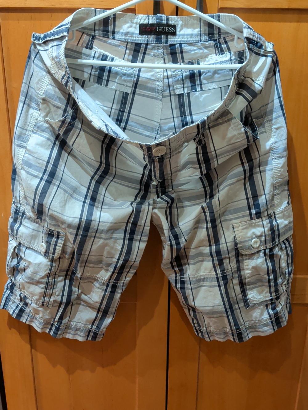 GUESS Mens Plaid Cargo Shorts Size 33 White Blue Gray Cotton Cargo Shorts